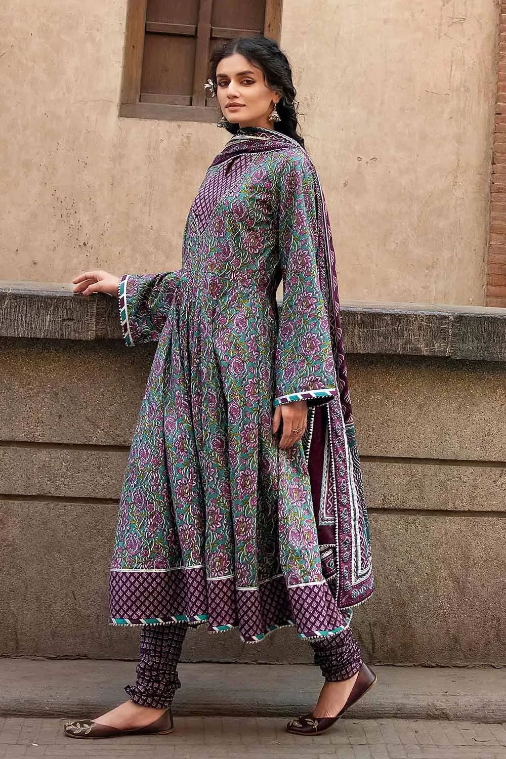 Gul Ahmed Summer Vintage Garden – 3PC Lawn Printed Suit CL-32449 B