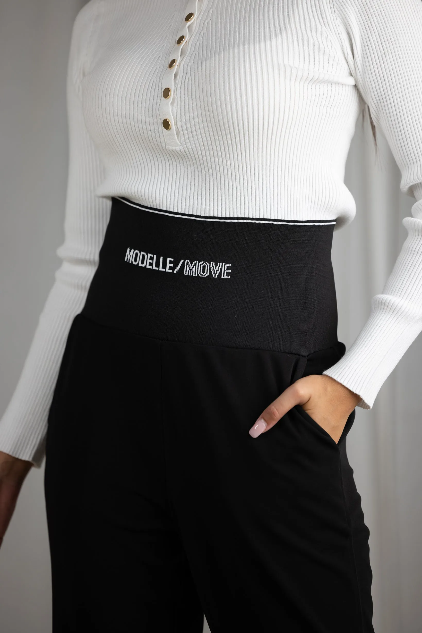 Modelle/Move High Waist Straight Leg Pants